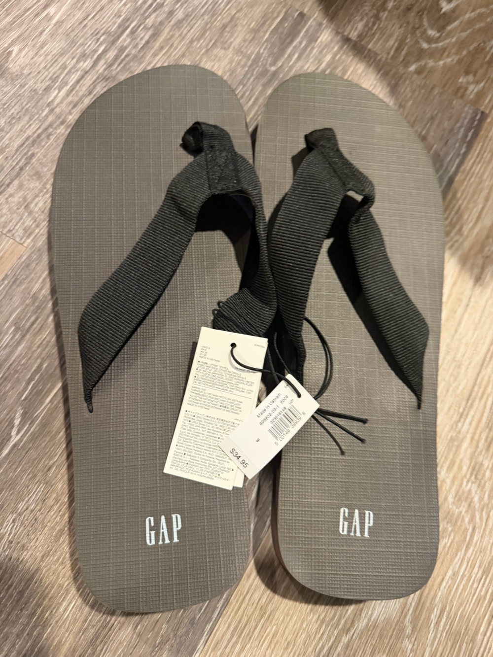Gap women’s black and brown flip flops